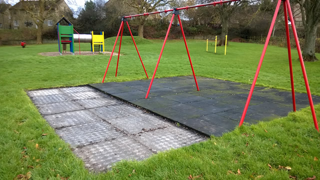 Safety mats stolen from the swings in the Cale Park play area