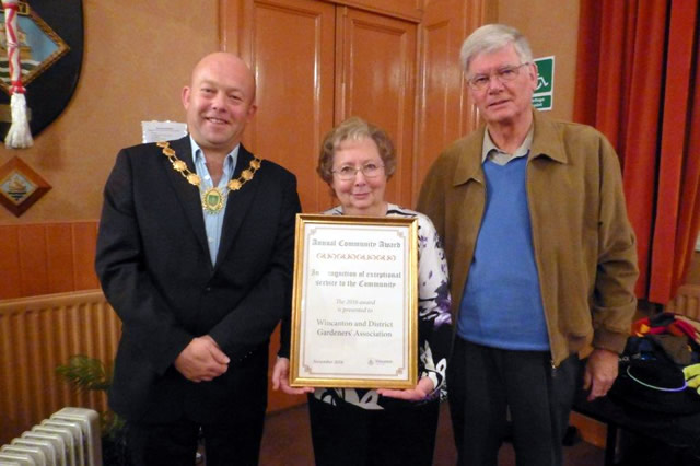 Wincanton & District Gardeners Association receiving Wincanton Town Council's Annual Community Award for 2016