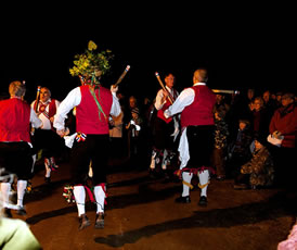 Wyvern Jubilee Morris Men, dancing outside The Stag's Head