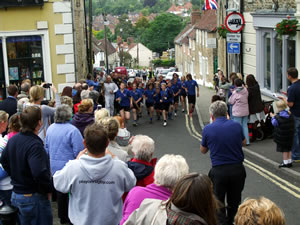 Crowds cheering the runners