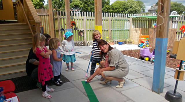 Cathy from Bullpits Golf Course visits the pre-school to try out the new equipment