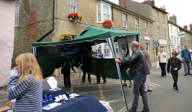 Help at hand to reconstruct a gazebo blown away by the wind