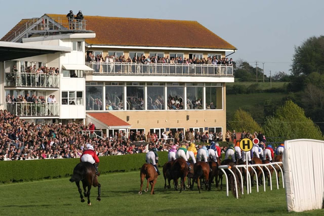 A sunny day at Wincanton Racecourse