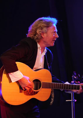 Reg Meuross, folk singer songwriter, playing guitar