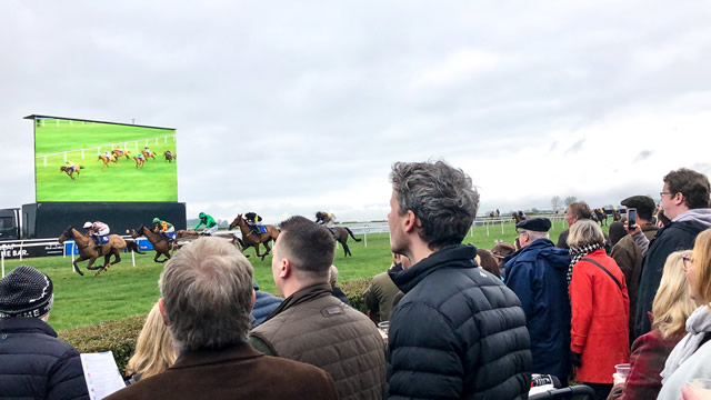 Spectators, racers and the big screen