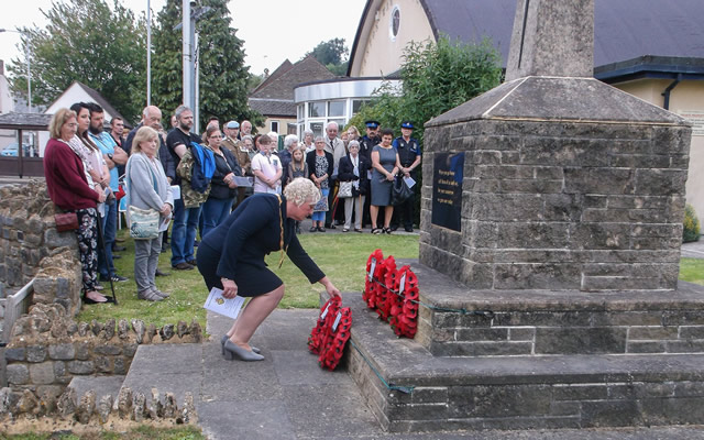 Wincanton's Mayor, Councillor Susan Shelbourn-Barrow, laying a wreath at the War Memorial