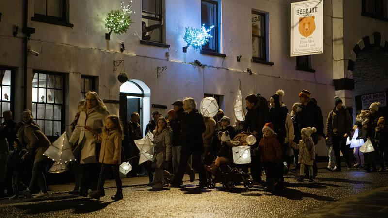 Wincanton's 2021 lantern parade passing The Bear Inn